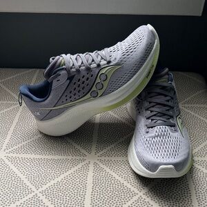 Saucony Ride 17 Running Sneakers in Light Gray with Lime Accents Brand New